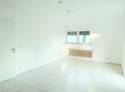 ++Modernisierte Wohnung mit 5-Zimmern, mit Balkon und EBK in Röthenbach++