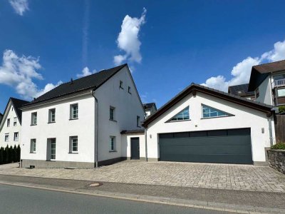 Massives Einfamilienhaus mit Wohlfühloase und Garagentraum