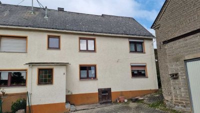 Sanierungsbedürftig u. freigestellt, ruhig gelegenes Haus mit Scheune in Lykershausen zu verkaufen