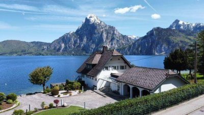 Seeliegenschaft am Traunsee mit Bootshaus, Steg und Boje.