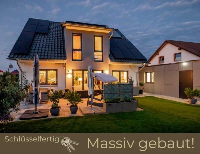 *Modernes Einfamilienhaus mit eckigem Giebel - Individuell geplant - Massiv gebaut*