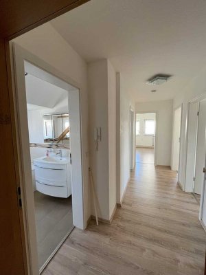 Moderne 4 Zimmerwohnung mit Top Badezimmer, Stellplatz und Kellerabteil