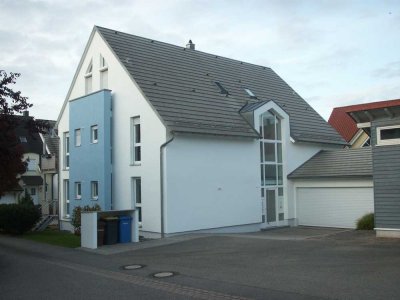 Hochparterre-Wohnung mit zwei Zimmern, Balkon und Gartenanteil