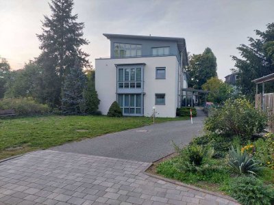 Erdgeschosswohnung mit Terrasse und 2 Bädern in exklusiver Lage