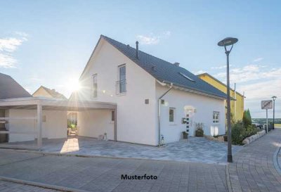 Doppelhaushälfte nebst Garten und Carport