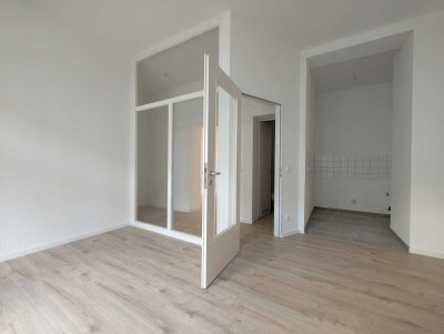 Erstbezug nach umfassender Renovierung - 2-Raum-Wohnung mit Balkon und Gäste-WC im Charlottenviertel