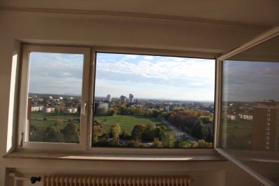 Tolle ETW  mit Weitblick über Köln , 3 Zimmer  , Loggia , Einbauküche .