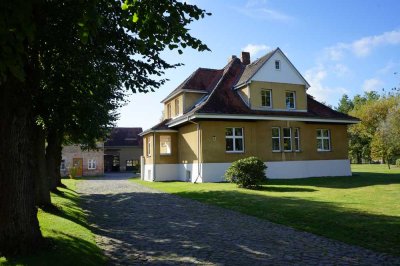 Villa mit anliegender Scheune auf großem gepflegtem Grundstück