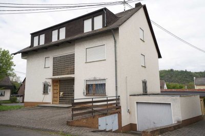 Solides komplett bezugsfreies 4-FH mit lukrativen Zusatzvermietungen! 1.451m² erhebliches Potential!