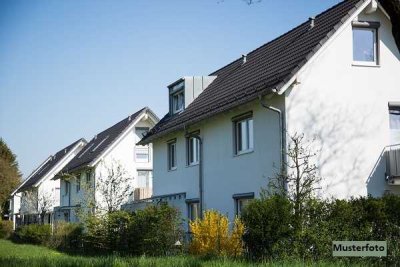 Wohnhaus mit 2 Garagen - provisionsfrei