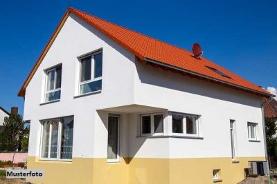 1/2 Anteil - Einfamilienhaus mit Garage und Pferdestall