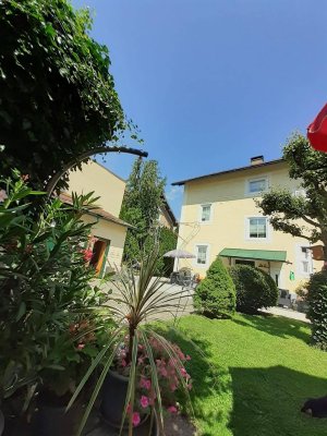 Wohnhaus in verkehrsberuhigter Strasse mit Schlossblick ostwärts