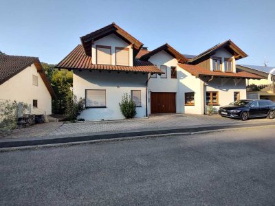 6-Zimmer-Wohnung mit Balkon und Einbauküche in Hochhausen