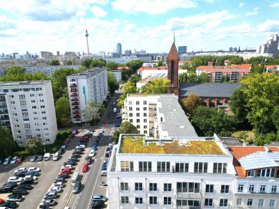 Helle Altbauwohnung mit Balkon in gepflegtem Friedrichshain