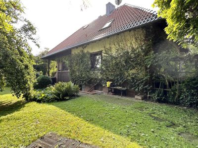Ansprechendes & bungalowähnliches Ein- bis Zweifamilienhaus mit schöner Gartenanlage