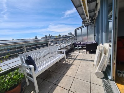 Möbliert auf Zeit: Dachterrassenwohnung Theresienwiese, TG, sonnig und hell