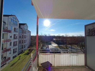 Helle, gut geschnittene 1-Zimmer-Wohnung mit Balkon & EBK, Blick auf Park, in München Berg am Laim