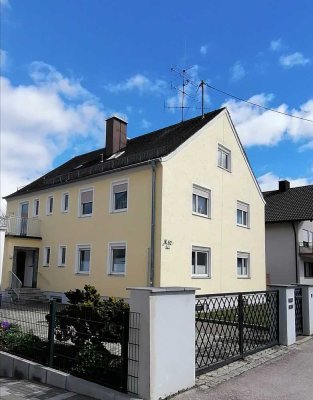 Schöne 2 1/2  Zimmer DG Wohnung mit Balkon in München- Feldmoching