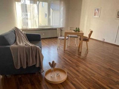 *Reinkommen - Wohlfühlen*
Helle 5-Zimmer-Wohnung mit Nebengebäude