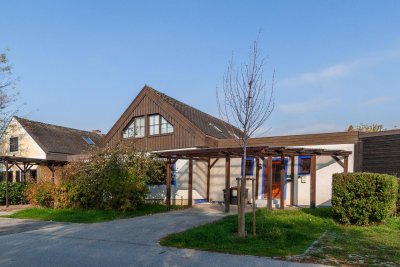 Renovierungsbedürftiges Haus mit Grundstück am Wasser im Segelhafen West zu verkaufen