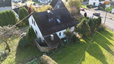 Schönes Einfamilienhaus mit Garage und Carport