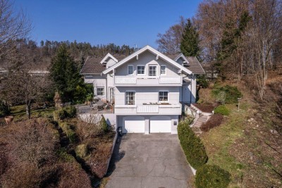 Stilvoll wohnen mit Seeblick, Garten, Balkon und Doppelgarage in Krumpendorf.