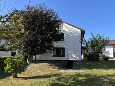 Schönes Wohnhaus für eine Familie - großer Garten mit Obstbaumbestand und viel Platz zum Toben.