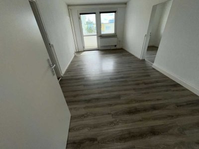 +++Neu sanierte Bäder, verglaster Balkon, weiße Türen // Einziehen und Wohlfühlen!+++