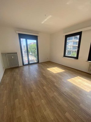 Schöne, zentrale 3 ZKB Wohnung mit Einbauküche und Balkon in Saarbrücken