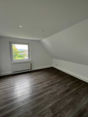 Moderne 2-Zimmer Dachgeschosswohnung in Cronenberg zu vermieten!