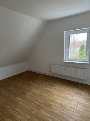 Moderne 2-Zimmer-Dachgeschosswohnung, Wannenbad mit Fenster und Keller