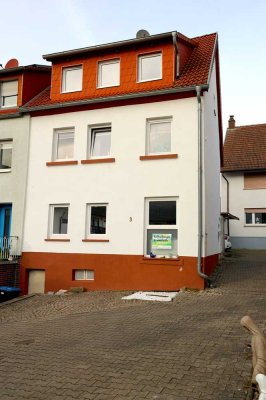 Renoviertes Einfamilienhaus mit Garten und Balkon