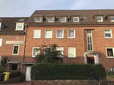 Stilvolle Maisonette-Wohnung mit sonnigem Balkon, eigenem Garten und EBK in Kiel-Düsternbrook