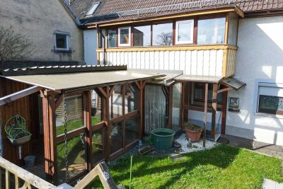 Gepflegter Wohnkomfort • Hausanteil mit Wintergarten, Terrasse und kleinem Garten