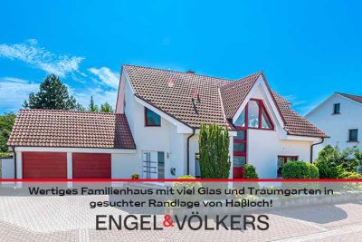 Wertiges Familienhaus mit viel Glas und Traumgarten in gesuchter Randlage von Haßloch!