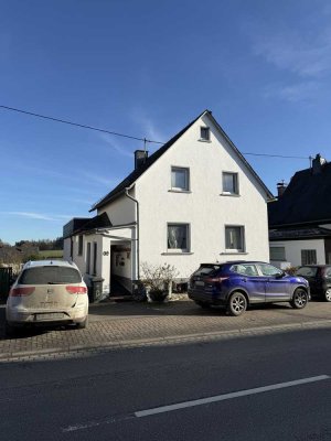 Gepflegtes Einfamilienwohnhaus in zentraler Ortslage der Eifelgemeinde Laubach (b. Kaisersesch)