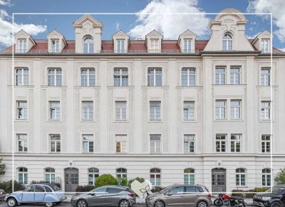 2,5-ZI.-GALERIEWOHNUNG IM DENKMALGESCHÜTZTEN ALTBAU: WEITBLICK ÜBER DEN PASINGER STADTPARK