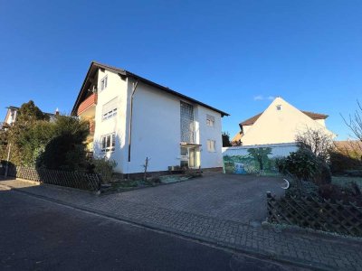 Ansprechendes 3-Familienhaus mit Garten und zwei Garagen in Ubstadt