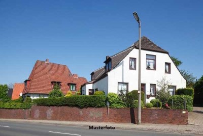 Freistehendes 2-Familienhaus und Garage im Außenbereich