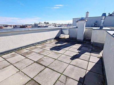 TERRASSENHIT, UNBEFRISTET, gepflegtes 84 m2 Dachgeschoß mit 64 m2 Terrasse, Wohnküche, 2 Zimmer, Wannenbad, Parketten, Holbeingasse