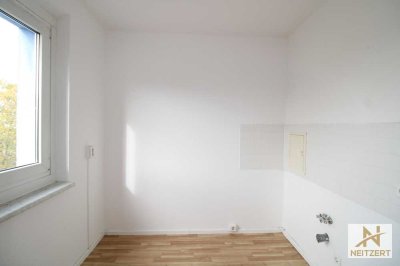 Schöne 4-Zimmer-Wohnung in Leipzig / Lausen-Grünau, zentrale Lage, Hausmeisterservice u.v.m.