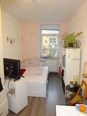 Ideale WG Wohnung - Gepflegte 4 Zimmer Wohnung mit älterer Einbauküche