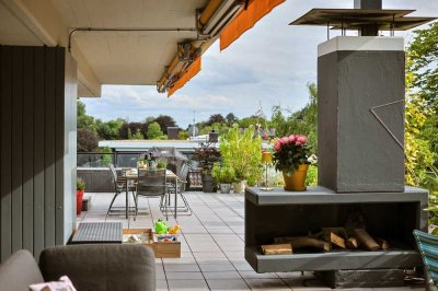 Exklusiv saniertes Penthouse mit schöner umlaufender Terrasse und Weitblick ins Grüne in bester Lage