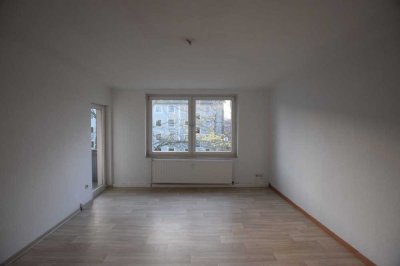 +++ Wohnungsrenovierung abgeschlossen! Gemütliche 3-Raumwohnung mit Tageslichtbad und Balkon +++