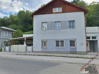 Zweifamilienhaus mit 2 getrennten Wohnbereichen (8 Zimmer) wartet auf Sie – sofort beziehbar!