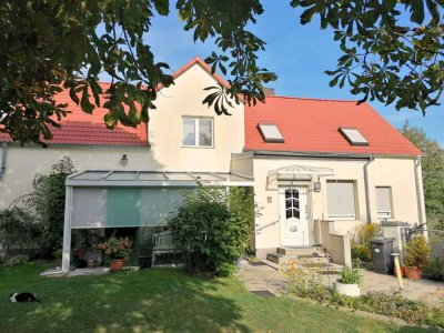 Idyllisches Wohnen in einer ruhigen Lage!
Einfamilienhaus mit Garage, großem Garten und Schmiede in