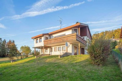 Top Aussichtslage: Schicker Bungalow mit Einliegerwohnung & Garage