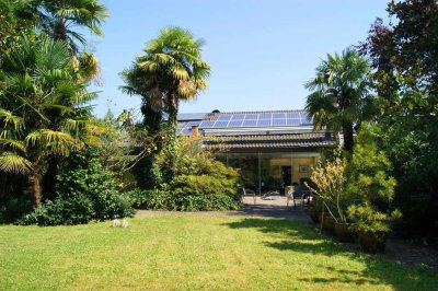 Traumhaftes Einfamilienhaus mit 2 Garagen und einem Gartenparadies!