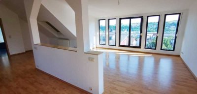 Freundliches und helles DG-Studio mit Balkon in Aßlar