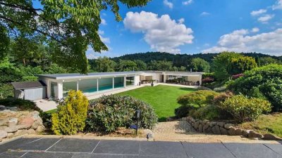 Rosengarten: Zauberhaftes Anwesen mit Sonnen- u. Dachterrassen, parkähnlichem Garten und Indoor-Pool